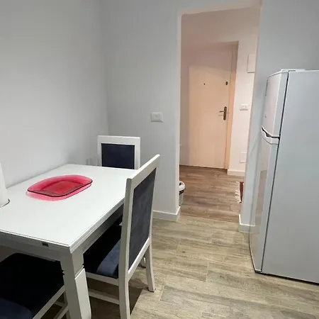 Beautiful Prime Location Apartment *
