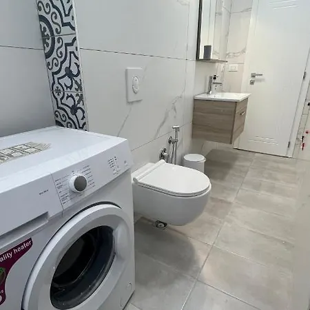 Beautiful Prime Location Apartment *